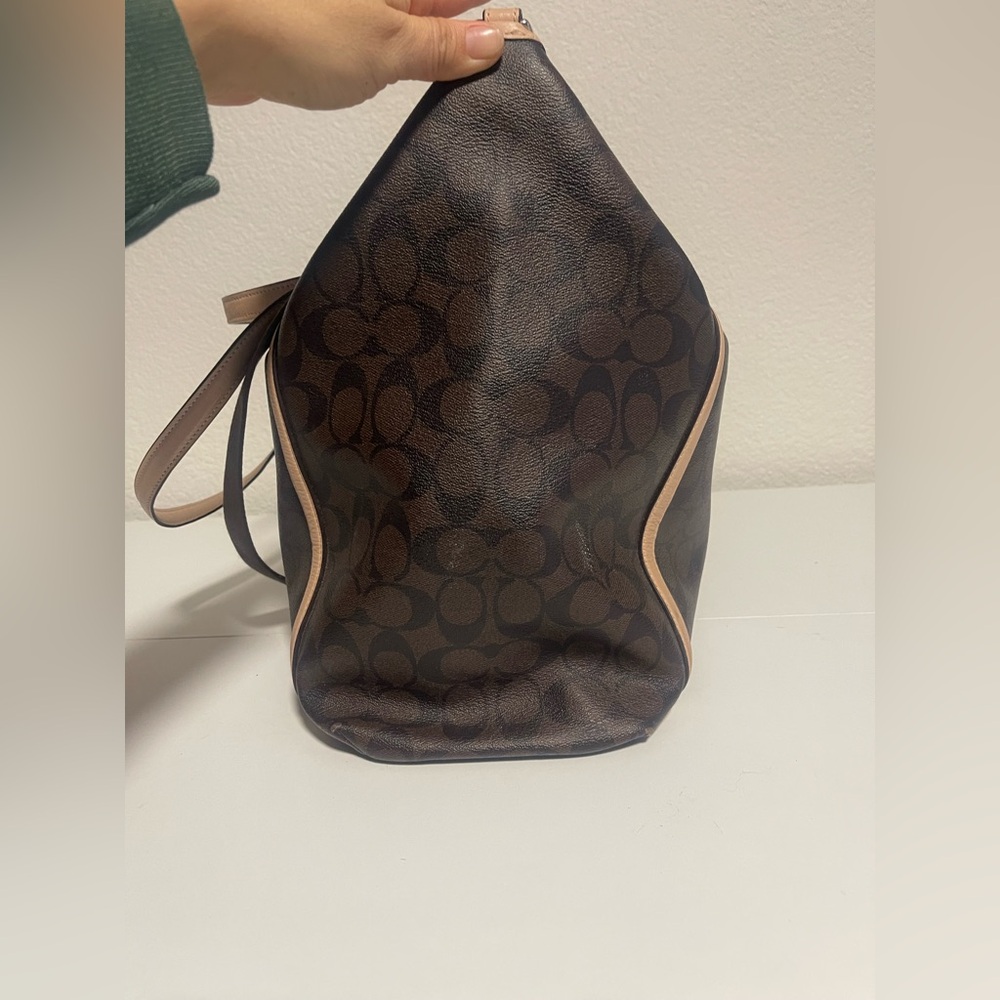 💼Coach Peyton Signature Pocket Tote Brown Canvas Tan Leather Trim
🌵 Description - Picture 5 of 15